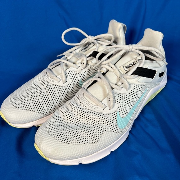 Women’s Size 12 Nike Running or Training Shoes - Picture 2 of 7